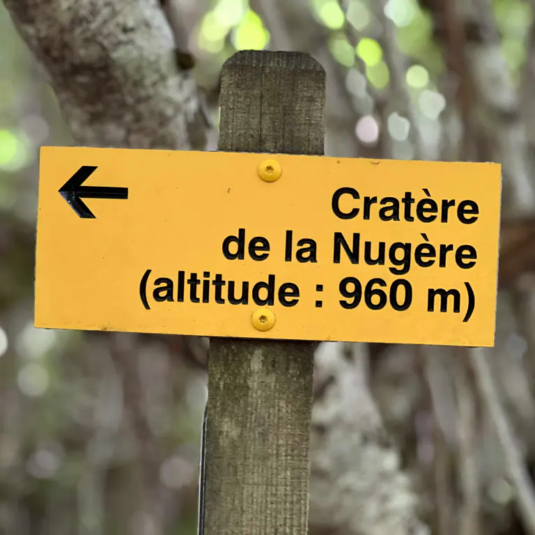 Een routebordje verwijst naar de Cratère de la Nugère op 960 meter hoogte